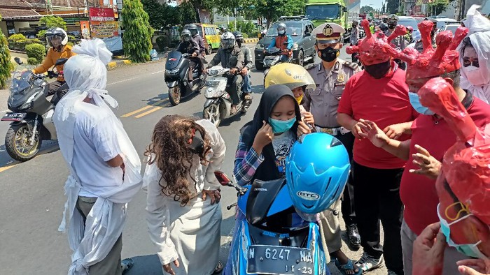 Polisi Kembali Ingatkan Bahaya COVID-19 dengan Bawa Keranda dan Pocong