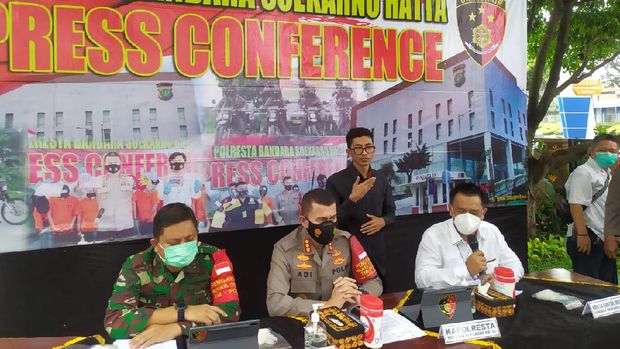 Polisi menangkap 2 WN Inggris yang sempat kabur dalam perjalanan ke hotel karantina.
