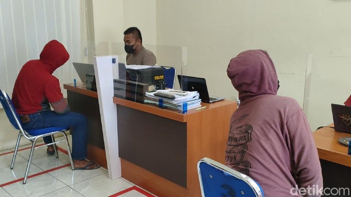 Polisi mengamankan 4 orang terkait penemuan mayat pria di bawah jembatan, Karanganyar, Jumat (21/5/2021).