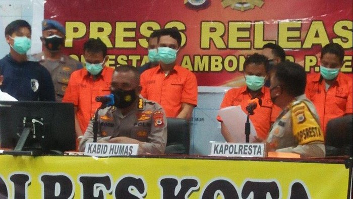 Polisi saat merilis enam pelaku terlibat kasus penjualan senjata api laras panjang dan ratusan peluru ke Papua. (ANTARA/Daniel Leonard)