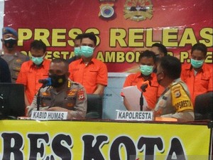2 Oknum Polisi Jual Senpi ke KKB Papua Dituntut 10 Tahun Bui