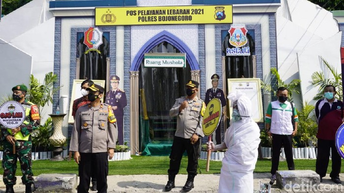 Kesadaran masyarakat dalam menerapkan protokol kesehatan (prokes) mulai menurun. Maka dari itu, polisi di Bojonegoro kembali menggelar sosialisasi prokes.
