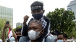 Potret Anak-anak Ikut Aksi Bela Palestina di Depan Kedubes AS