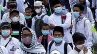 Ada pula massa aksi yang membawa atribut bercorak gambar bendera Palestina.