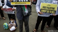 Sejumlah anak yang hadir dalam aksi bela Palestina di depan Kedubes AS itu datang bersama anggota keluarga mereka.