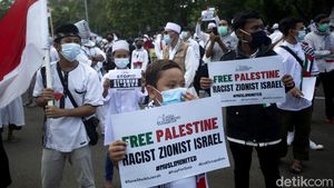 Potret Anak-anak Ikut Aksi Bela Palestina di Depan Kedubes AS