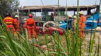 Sebuah mobil sedan berwarna merah yang terparkir di samping bus juga ikut terbakar. Dikhy Sasra/detikcom 