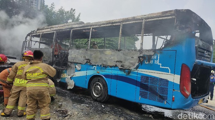 Potret Bus Transjabotabek Hangus Terbakar Sebuah bus Transjabotabek terbakar dipul bus kawasan Mampang, Jakarta Selatan, Jumat (21/5/2021).