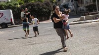 Ibunya menarik dan membawanya ke ruangan tersebut ketika sirene adanya serangan roket berbunyi pada Rabu malam di Sderot, demikian dilaporkan Times of Israel. AP Photo/Heidi Levine  