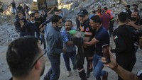 Salah satu korban dari serangan Israel adalah keluarga al-Kawalek. Ketika serangan Israel menghantam ruas Jalan al-Wihda di pusat Kota Gaza pada Minggu pagi, setidaknya 13 orang anggota keluarga besar al-Kawalek diyakini telah tewas, terkubur di reruntuhan rumah mereka sendiri. AP Photo/Abdel Kareem Hana  