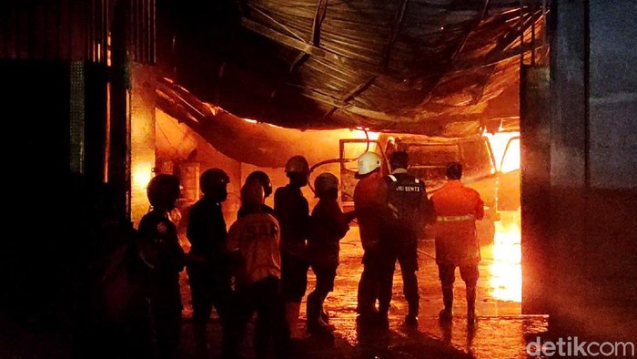 Potret Si Jago Merah yang Amuk Gudang Tiner di Sragen Kebakaran melanda gudang penyimpanan tiner di Sragen, Jawa Tengah, Jumat (21/5) dini hari. Tiga orang karyawan mengalami luka bakar dan dilarikan ke rumah sakit terdekat.
