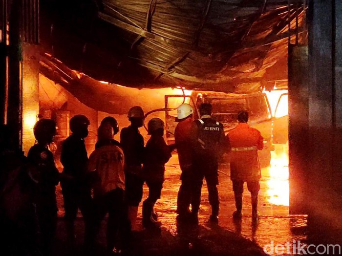 Kebakaran melanda gudang penyimpanan tiner di Sragen, Jawa Tengah, Jumat (21/5) dini hari. Tiga orang karyawan mengalami luka bakar dan dilarikan ke rumah sakit terdekat.