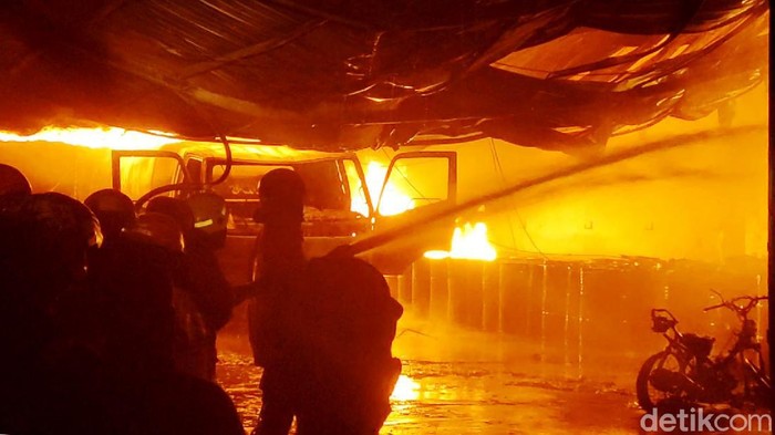 Kebakaran melanda gudang penyimpanan tiner di Sragen, Jawa Tengah, Jumat (21/5) dini hari. Tiga orang karyawan mengalami luka bakar dan dilarikan ke rumah sakit terdekat.