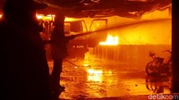 Selain itu ada dua unit sepeda motor yang turut terbakar bersama puluhan drum berisi tiner. 
