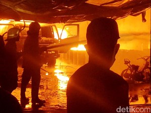Kebakaran Hebat Hanguskan Rumah Kakak-Adik di Polman!