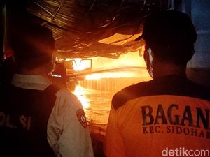 Bengkel di Duren Tiga Diamuk Si Jago Merah