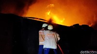 Api dilaporkan mulai muncul dari dalam gudang sekitar pukul 02.30 WIB dini hari. Di dalam gudang berukuran sekitar 15 x 20 meter tersebut, tampak sebuah truk tangki yang hangus terbakar.