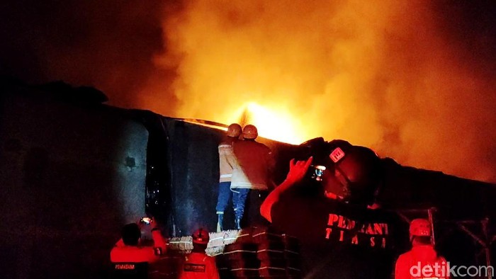 Kebakaran melanda gudang penyimpanan tiner di Sragen, Jawa Tengah, Jumat (21/5) dini hari. Tiga orang karyawan mengalami luka bakar dan dilarikan ke rumah sakit terdekat.