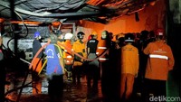 Petugas mengerahkan sedikitnya lima unit mobil pemadam kebakaran serta satu unit mobil tangki suplai untuk memadamkan api. Banyaknya material yang mudah terbakar membuat pemadaman sedikit terkendala. Petugas berhasil melokalisir kebakaran agar api tidak merambat ke bangunan lain yang ada disekitarnya dan memadamkannya itu sekitar pukul 04.30 WIB. 