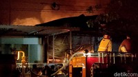 Korban yang terbakar di sebagian tubuhnya itu langsung dilarikan ke RS PKU Muhammadiyah Masaran. Saat Gudang terbakar, sang pemilik gudang itu sendiri tak ada dilokasi dan berdomisili di Semarang. 