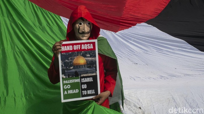 Ragam Aksi Para Pembela Palestina dalam Bingkai Kamera Massa kembali menggelar aksi bela Palestina di Kedutaan Besar Amerika Serikat (Kedubes AS), Jakarta Pusat, Jumat (21/5/2021). Beragam aksi pun mereka tunjukkan di depan kedubes tersebut.