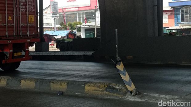 Rambu peringatan di pembatas jalan rawan kecelakaan, Jl Raya Cilincing, Jakut, 21 Mei 2021. (Wilda Hayatun Nufus/detiikcom)