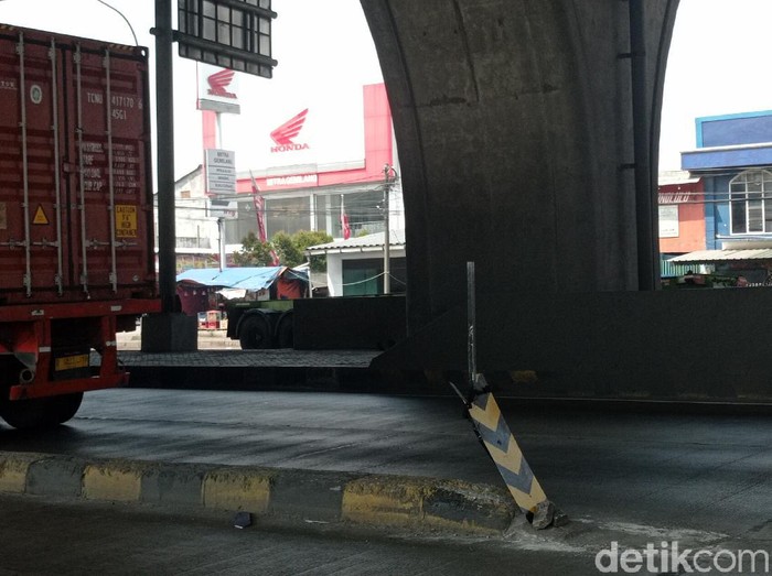 Rambu peringatan di pembatas jalan rawan kecelakaan, Jl Raya Cilincing, Jakut, 21 Mei 2021. (Wilda Hayatun Nufus/detiikcom)