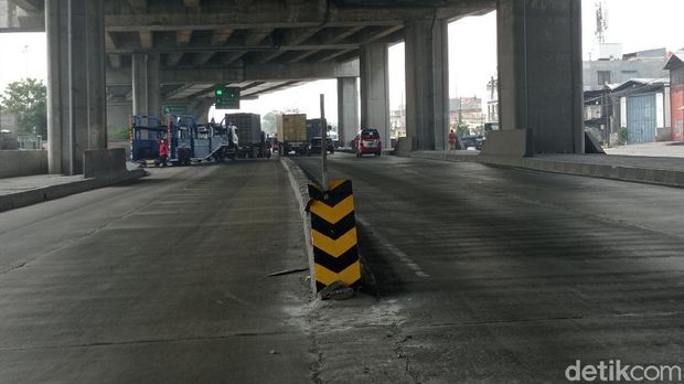Rambu peringatan di pembatas jalan rawan kecelakaan, Jl Raya Cilincing, Jakut, 21 Mei 2021. (Wilda Hayatun Nufus/detiikcom)