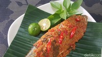 Ikan kembuang tak harus digoreng. Pepes ikan kembung bisa jadi pilihan. Bumbu merahnya yang pedas segar bakal bikin nambah nasi. Lihat resep ini untuk membuatnya. Foto: detikfood/Odilia