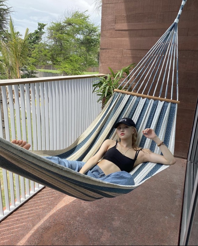 Inilah gaya seksi Rose BLACKPINK saat berlibur di Bali. Walaupun banyak makan, ia akan memilih buah-buahan sebagai snack ketimbang keripik kentang.  Foto: dok. Instagram roses_are_rosie