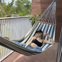 Inilah gaya seksi Rose BLACKPINK saat berlibur di Bali. Walaupun banyak makan, ia akan memilih buah-buahan sebagai snack ketimbang keripik kentang.  Foto: dok. Instagram roses_are_rosie