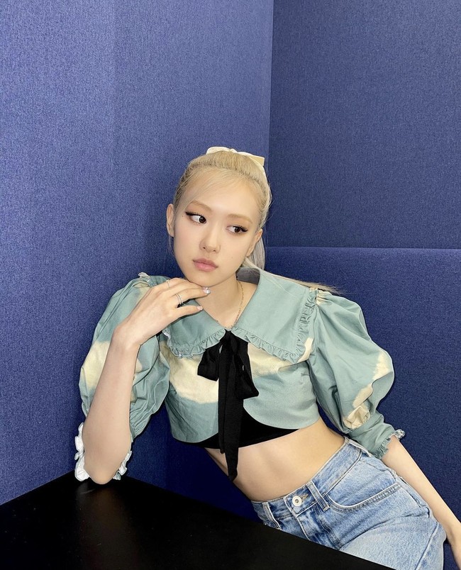 Rose BLACKPINK baru saja debut solo dan mempromosikan lagu ‘On The Ground’ di acara musik. Personel yang besar di Australia ini akan menjaga perut rata dengan rutin pilates. Foto: dok. Instagram roses_are_rosie