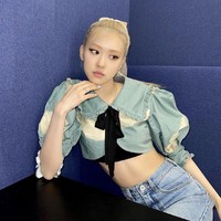 Rose BLACKPINK baru saja debut solo dan mempromosikan lagu ‘On The Ground’ di acara musik. Personel yang besar di Australia ini akan menjaga perut rata dengan rutin pilates. Foto: dok. Instagram roses_are_rosie