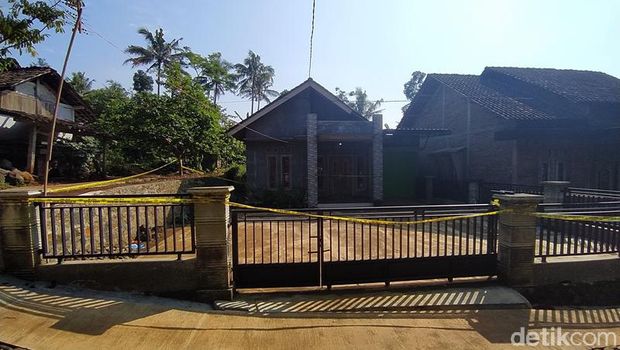 Rumah TKP menyimpan mayat bocah korban ruwatan di Temanggung dipasangi garis polisi, Jumat (21/5/2021)