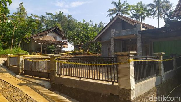Rumah TKP menyimpan mayat bocah korban ruwatan di Temanggung dipasangi garis polisi, Jumat (21/5/2021).
