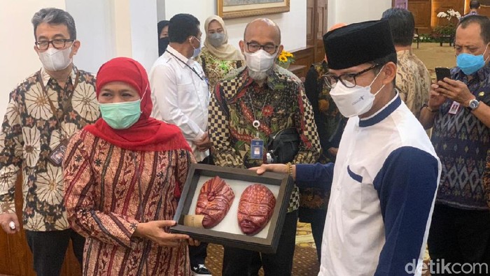 Sandiaga bertemu Khofifah di kantornya, hari Jumat siang (21/5).