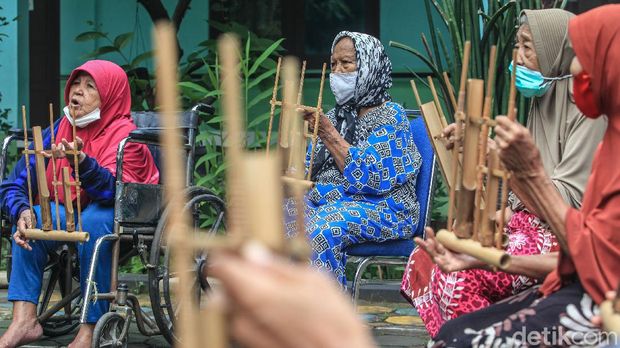 Sejumlah lansia tengah berlatih alat musik angklung. Selain mengisi waktu luang, bermain alat musik juga diharapkan dapat bantu para lansia melawan kepikunan.