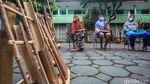 Semangat Para Lansia Berlatih Alat Musik Angklung