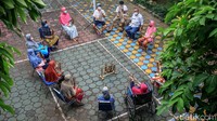 Kegiatan berlatih alat musik angklung itu digelar di luar ruangan dengan posisi tempat duduk para lansia disusun melingkar.  