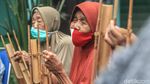 Semangat Para Lansia Berlatih Alat Musik Angklung