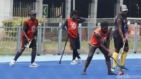 Sejumlah sarana olahraga di GBK Senayan, Jakarta, kembali berdenyut dengan berlatihnya para atlet dilapangan.