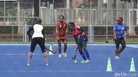 Sementara di dalam negeri, pelaku olahraga di Indonesia masih belum bisa mendekati arena tanding. Kompetisi dari berbagai cabang olahraga belum bisa dimulai.  
