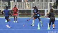 Sejumlah atlet menjalani sesi latihan di sarana lapangan Hoki GBK Senayan, Jakarta, Jumat (21/5/2021).