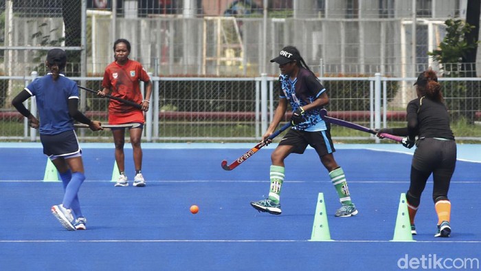 Sempat Sepi, Lapangan Hoki Senayan Kini Ramai Atlet Lagi Sempat sepi dan vakum akibat virus Corona, kini para atlet kembali meramaikan sarana lapangan Hoki Senayan, Jakarta, dengan melakukan sesi latihan.