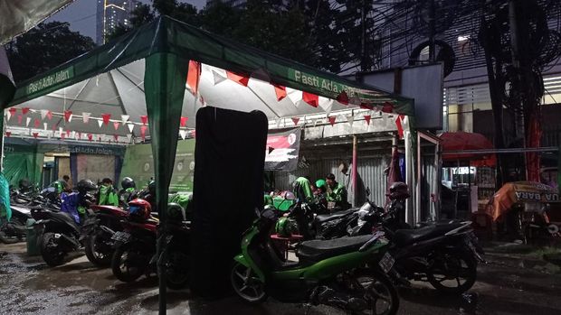 Shelter ojol di Stasiun Sudirman
