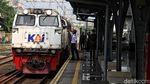 Sibuknya Stasiun Pasar Senen yang Masih Kedatangan Pemudik Arus Balik