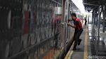 Sibuknya Stasiun Pasar Senen yang Masih Kedatangan Pemudik Arus Balik