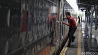 Kereta pun jadi salah satu transportasi publik andalan para pemudik. Tak sedikit pemudik yang memilih melakukan perjalanan jarak jauh menggunakan kereta untuk kembali ke Jakarta.