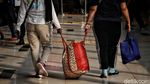 Sibuknya Stasiun Pasar Senen yang Masih Kedatangan Pemudik Arus Balik