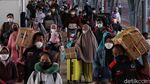 Sibuknya Stasiun Pasar Senen yang Masih Kedatangan Pemudik Arus Balik